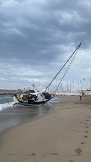 Esta mañana han intentado llevar al agua a este velero varado por la DANA pero con bajamar y ha sido imposible… a ver si esta tarde lo consiguen en la pleamar. @salvamentomaritimo @escuelanauticafuengirola
